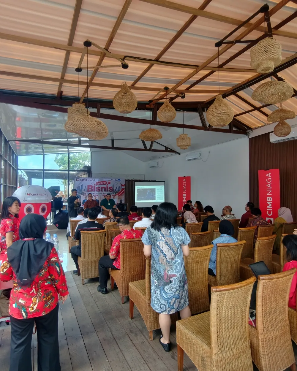 Ruang acara Ocean's Resto tertata untuk rombongan besar