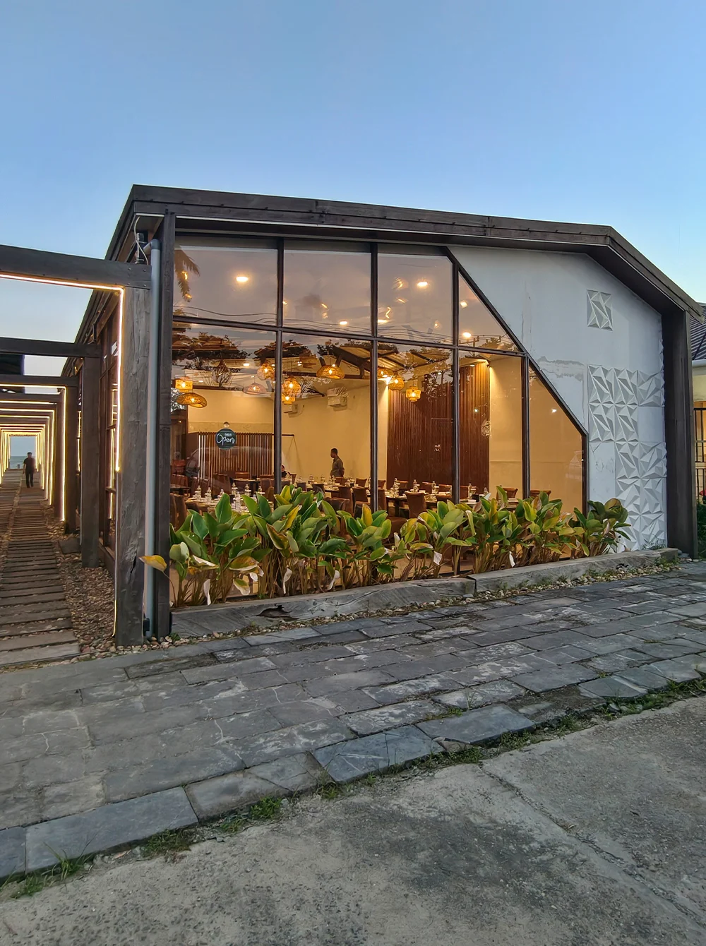 Ruang acara Ocean's Resto tertata untuk rombongan besar