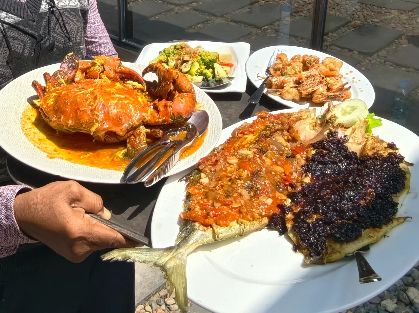 Kepiting Saus Asap disajikan di piring