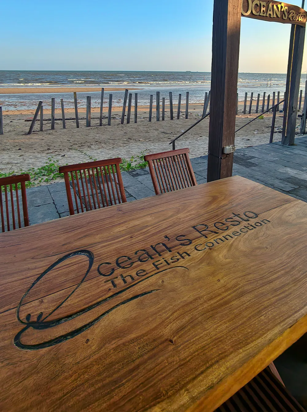 Area outdoor Ocean's Resto yang menghadap laut