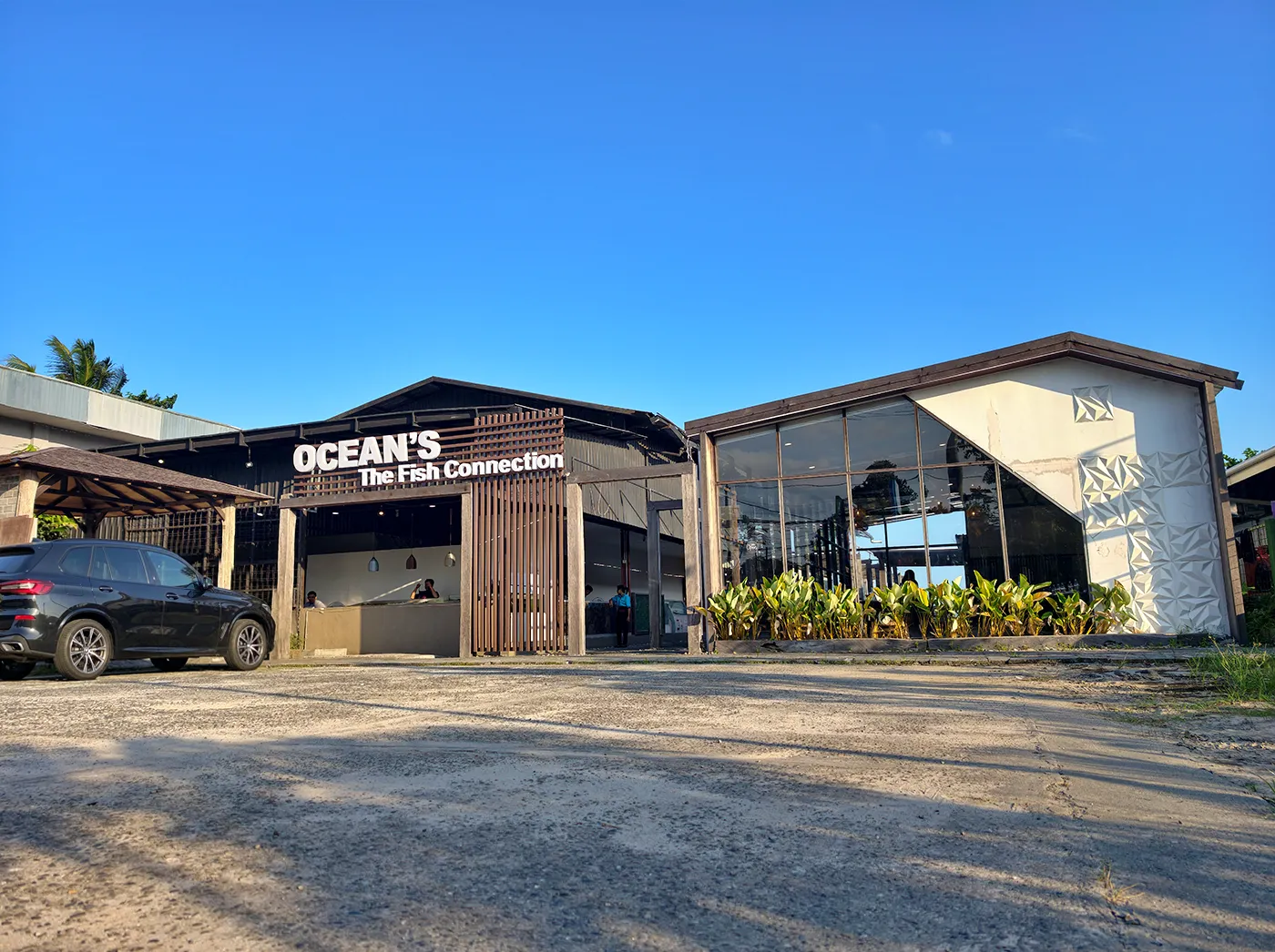 Tampak depan Ocean's Resto di Jl. Jend. Sudirman No. 800 dengan plang dan nomor unit terlihat